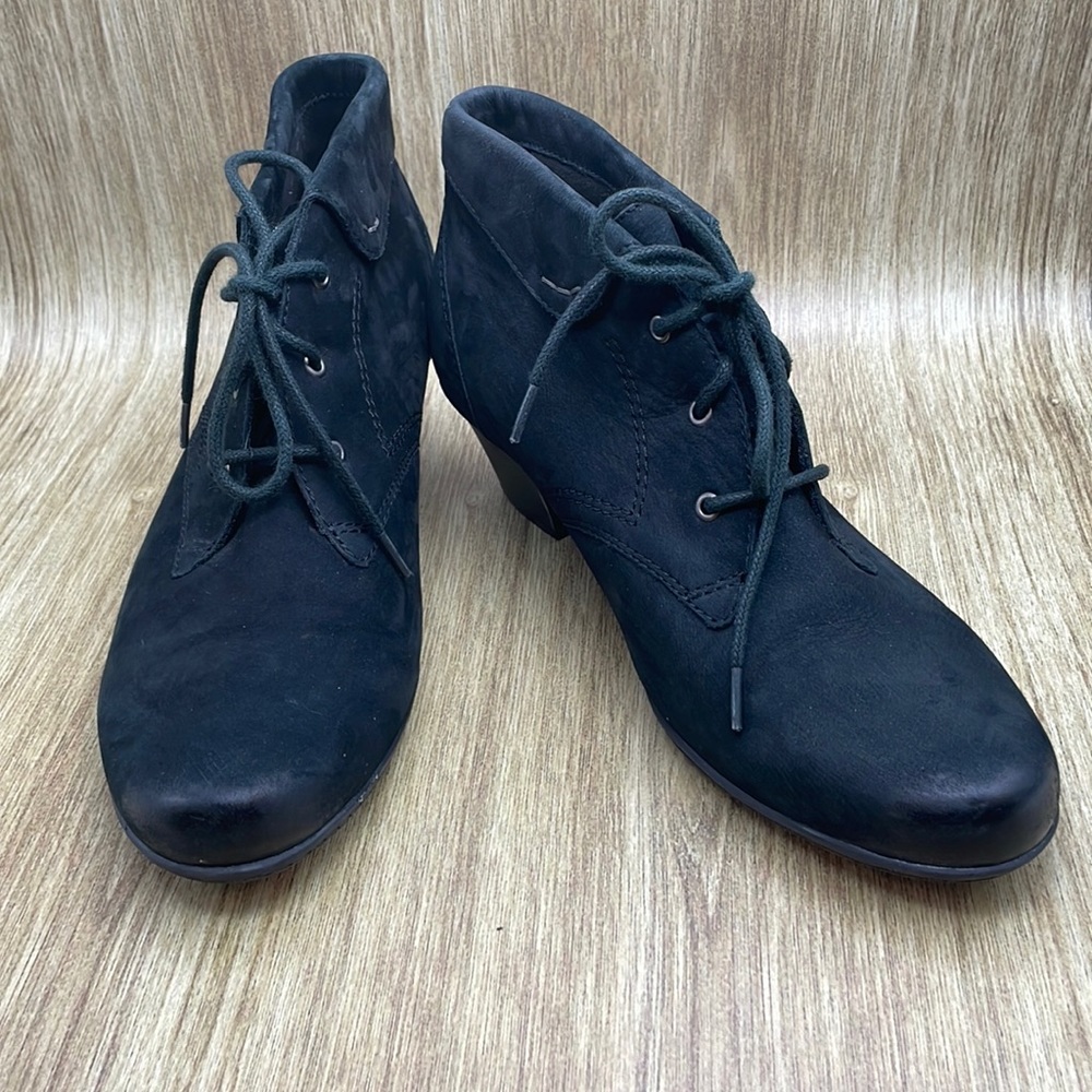 Earth Lace Distressed Leather Lace Up Ankle Boots in Size 9